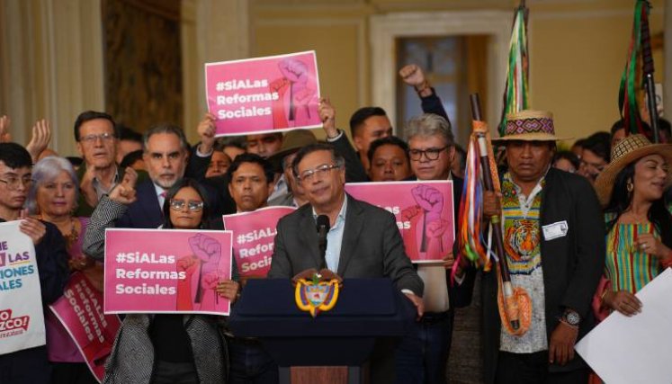 Gustavo Petro rodeado de gente que apoya sus reformas sociales.