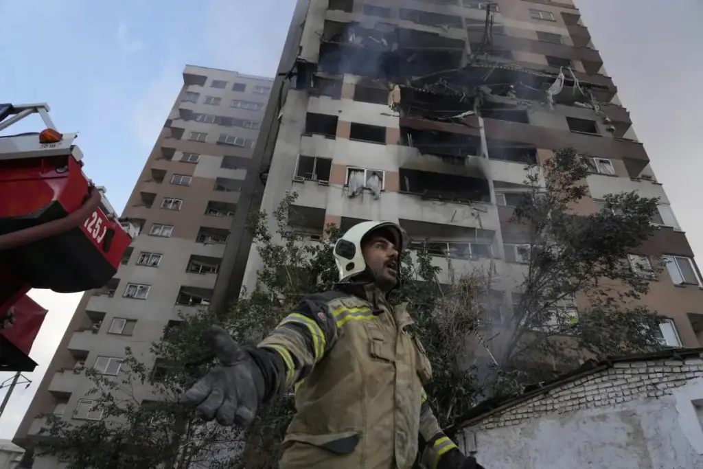 Bombero en frente de un edificio en llamas