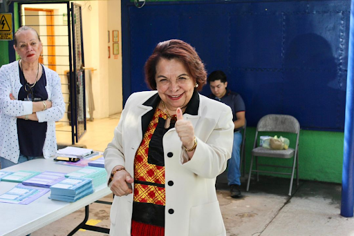Celia Maya, magistrada electa, votando el 1 de junio