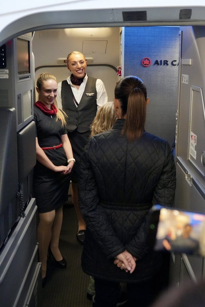 Claudia Sheinbaum aborda un avión hacia Canadá