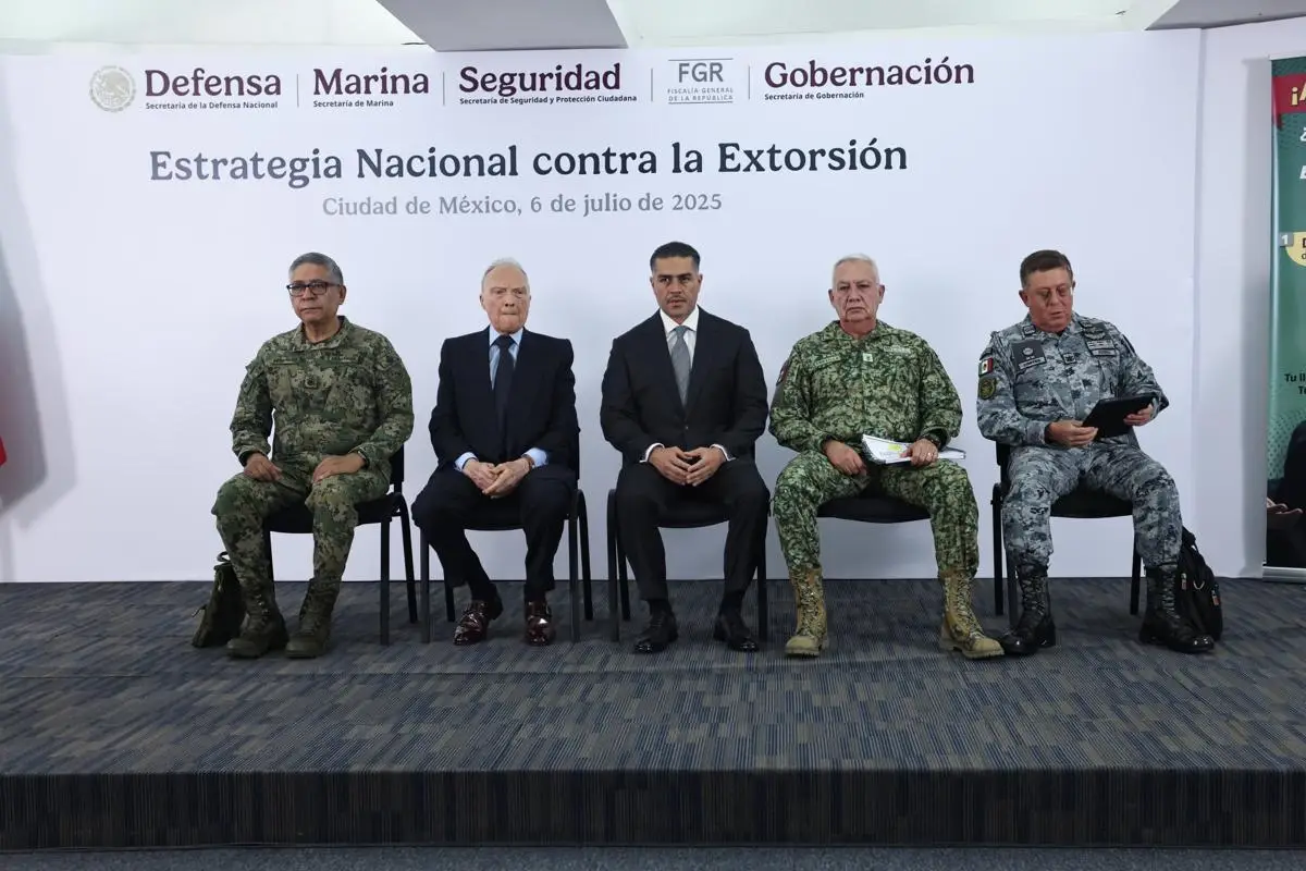 Omar García Harfuch acompañado por los mandos del Gabinete de Seguridad: el secretario de la Defensa Nacional, general Ricardo Trevilla Trejo; el secretario de Marina, almirante Raymundo Pedro Morales; el fiscal General de la República, Alejandro Gertz Manero; y el comandante de la Guardia Nacional, general Hernán Cortés Hernández / Gobierno de México