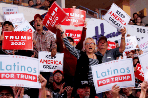Comunidad latina en un acto de campaña de Donald Trump / NBC News