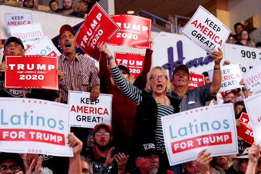 Comunidad latina en un acto de campaña de Donald Trump / NBC News